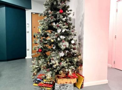 Sapin solidaire Noël à FILEA et SKALE Strasbourg avec des cadeaux pour les enfants